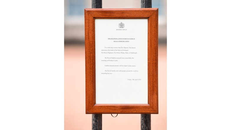 Die Todesmitteilung des britischen Prinz Philip hängt an den Toren des Buckingham Palace.