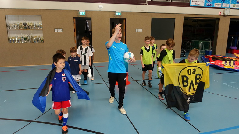 Die Jungs laufen beim Fußballturnier im Sportcamp mit den Fahnen europäischer Spitzenmannschaften auf. Da darf der Ballspielverein Borussia auch mal Kopf stehen.