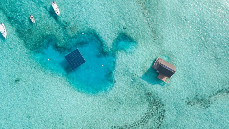 Die Swimsol GmbH hat sich auf eine der am stärksten wachsenden Tourismusregionen der Welt spezialisiert – die Malediven. Dort nutzt Swimsol den Sonnenschein für die Stromerzeugung mithilfe der patentierten schwimmenden Solar-Plattformen SolarSea.