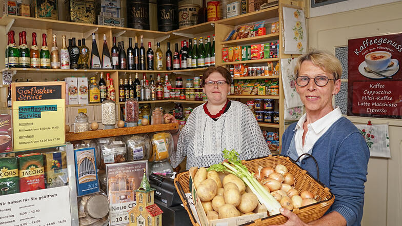 Von der Kartoffel bis zum Kaffee – Ariana (l.) und Alexandra von Gostomski verkaufen in Crostau vor allem Lebensmittel. Das Geschäft, das gegenüber vom ehemaligen Gasthaus „Zur Grünen Aue“ liegt, ist seit 95 Jahren in Familienbesitz.