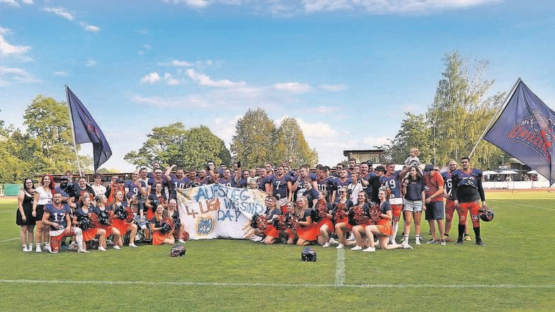 Geschafft, glücklich und umrahmt von den Cheerleadern – die Görlitzer Grizzlies feiern den Aufstieg.