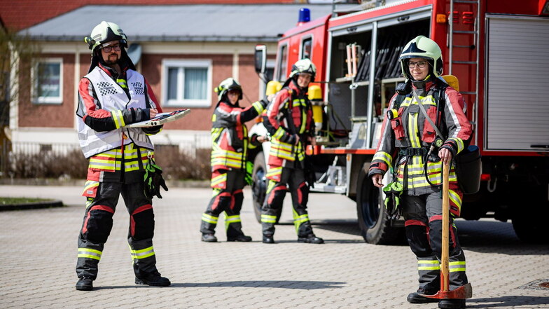 Proben für den Einsatz: die Pulsnitzer Feuerwehrleute Michael Weier, Sandra Klare (vorn), Janice Preller und Marko Sielaff zeigen wie es geht.