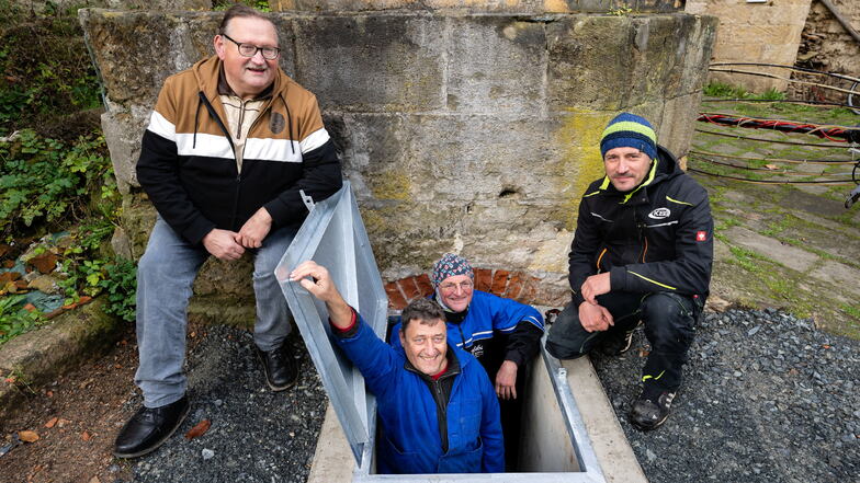 Der freigelegte Zugang zum Schornstein im Malerwinkel: Joachim Oswald, Matthias Hinz (vorn), Thomas Wegner und Ricco Dunsch (v.l.) an der verschließbaren Luke.