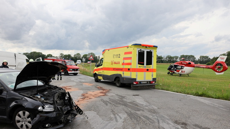 Auf der Straße zwischen Guttau und Malschwitz sind am Montagnachmittag ein Auto und ein Kleintransporter zusammengestoßen.
