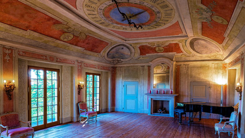 Der original erhaltene barocke Festsaal mit der Windrose an der Decke, deren Zeiger mit der Wetterfahne auf dem Dach verbunden ist.
