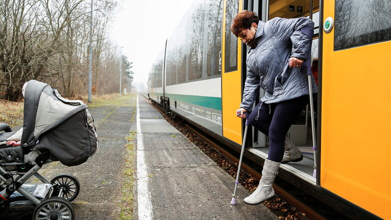 Für Behinderte oder junge Mütter ist es fast ein Unding, in Hagenwerder in den Zug zu kommen.