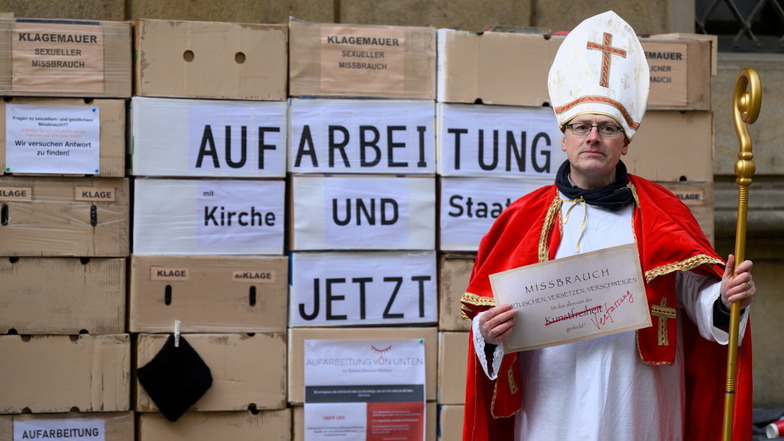 Gregor Mennicken von der Initiativgruppe "Aufarbeitung von Unten" steht als Bischof verkleidet vor dem Tagungshotel der Deutschen Bischofskonferenz in Dresden.
