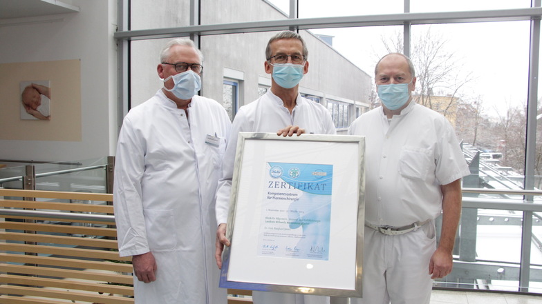 Chefarzt Dr. Burghard Jenert freut sich mit den Oberärzten Dr. Siegfried Schnee und Dr. Uwe Seidel über das Zertifikat, das die Mittweidaer Klinik als Kompetenzzentrum für Hernienchirurgie auszeichnet.