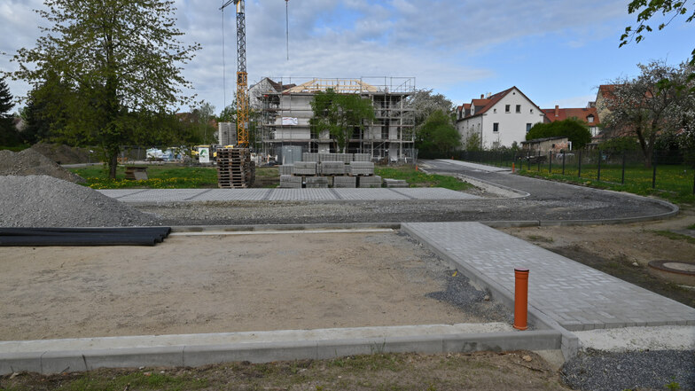 Die Wohnungsgesellschaft lässt im Wohnpark „An der Bleichwiese“ das erste Wohnhaus mit acht Wohneinheiten errichten, baut auch gleich Parkplätze.