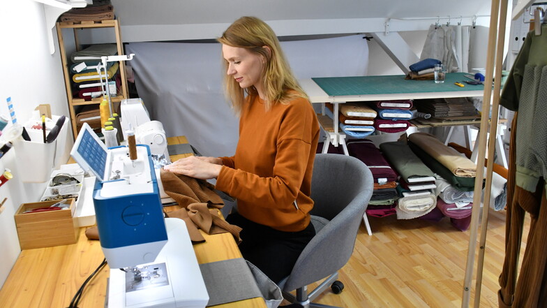 Liane Mörtl arbeitet ausschließlich mit GOTS-zertifizierten Stoffen. GOTS ist ein Textilverarbeitungsstandard für Bio-Fasern.