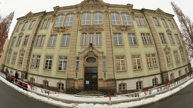 Schulhaus an der Nicolaistraße in Pirna: Das Gebäude wird für 9,5 Millionen Euro saniert.