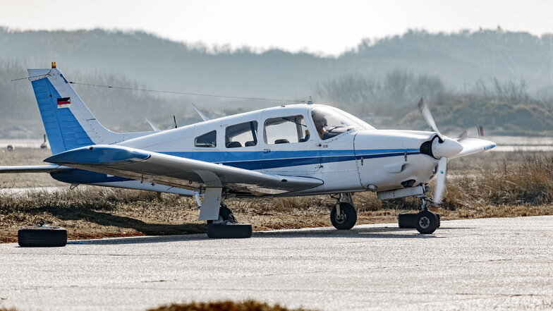Ein Privatflugzeug lässt auf einem Vorfeld des Flugplatzes auf der Helgoland-Düne seine Maschine warmlaufen.