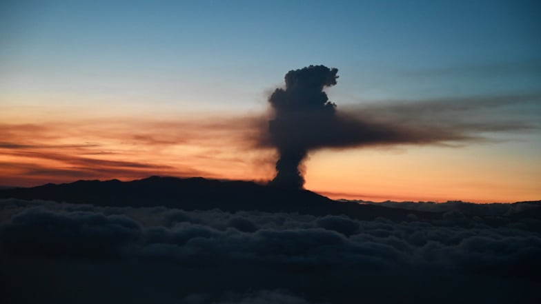 Rauch tritt aus dem Vulkan Cumbre Vieja aus.