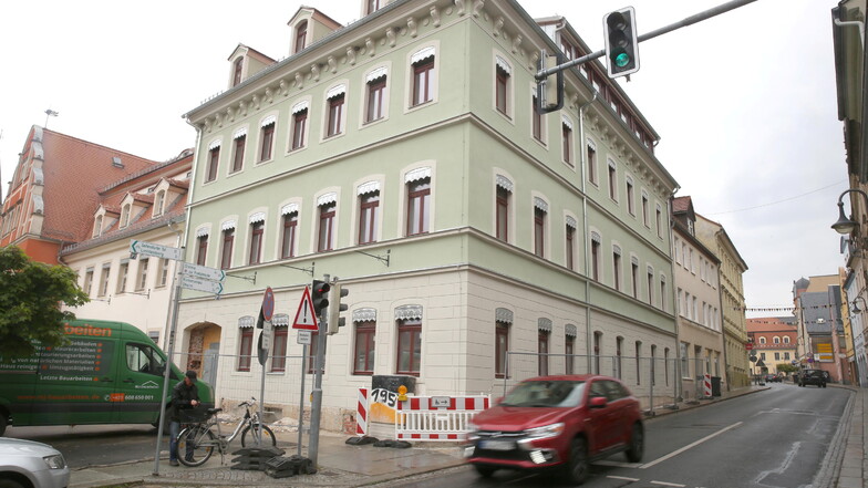 Das Gerüst am Pulsnitzer Rathaus ist weg. Der Umzug der Mitarbeiter aus dem Ausweichdomizil in die sanierten Räume startet am Freitag.