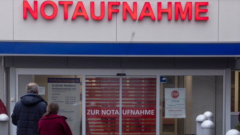 Die Notfallaufnahmen an Sachsens Krankenhäusern haben mit Überlastung und Arbeitskräftemangel zu kämpfen.