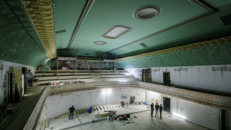 Der große Saal des Görlitzer Palast-Theaters wird Ende Oktober eröffnet: mit Parkett und Rang, in den historischen Farben und bronze-goldenem Stuck.