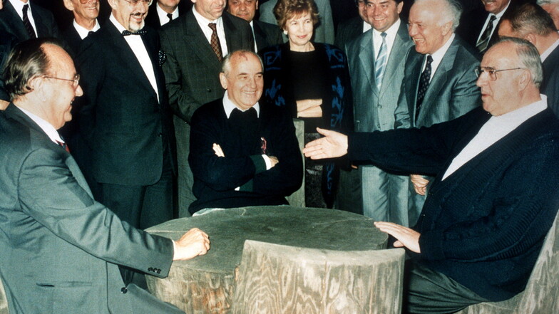 Das Kaukasus-Treffen mit Bundeskanzler Helmut Kohl und Außenminister Hans-Dietrich Genscher (links) ebnete den Weg zur deutschen Einheit.