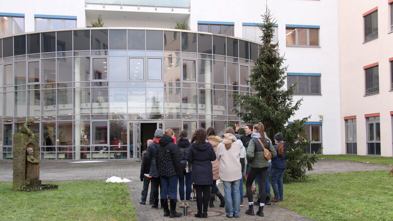 Überraschung für die Patienten: Kurrende und Jugendkantorei singen am Klinikum Pirna Weihnachtslieder.