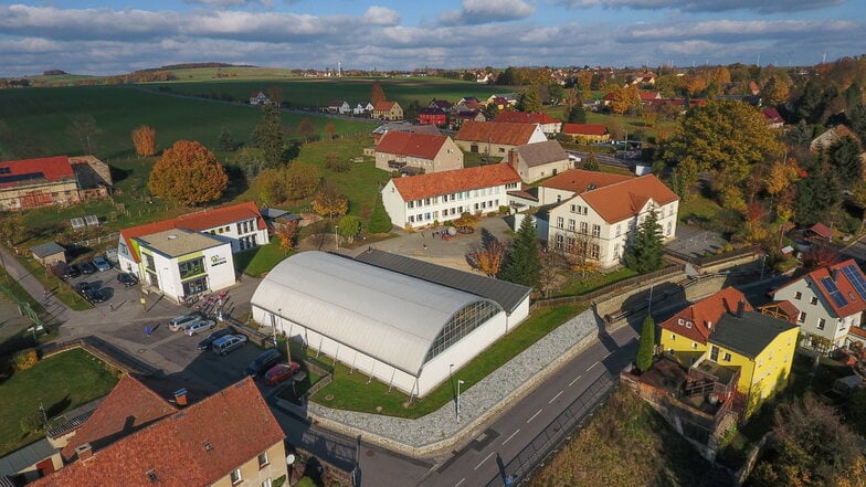 Die Grundschule in Mittelherwigsdorf ist in die Jahre gekommen. In den nächsten drei bis vier Jahren soll der Standort umgestaltet werden.