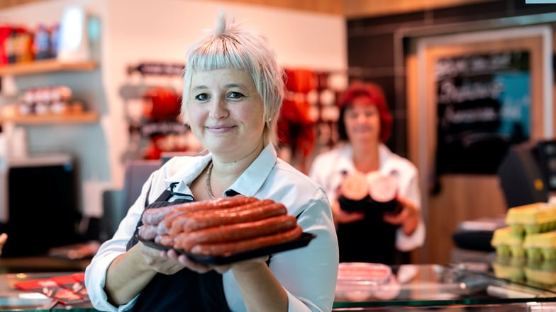 Verkaufsleiterin Romi Märker zeigt die französischen Bratwürste der Fleischerei Schiebocker aus Bischofswerda.