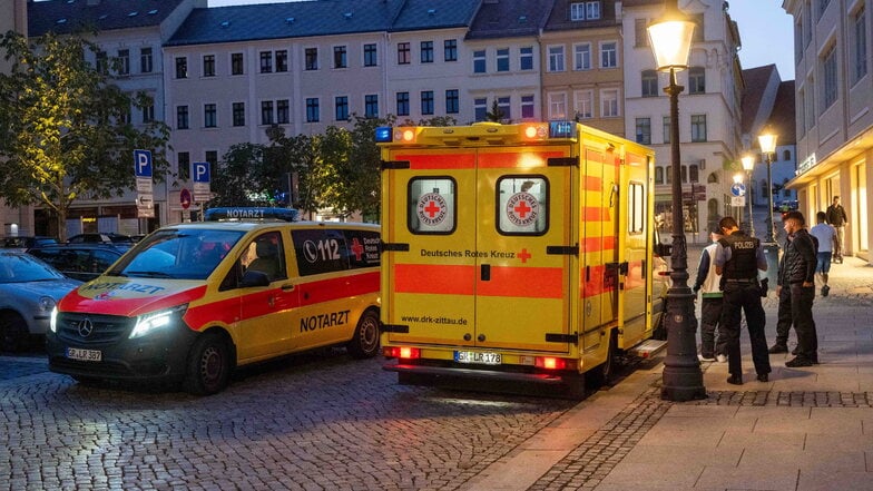 Am Mittwochabend mussten Rettungsdienst und Polizei zu einer Auseinandersetzung am Zittauer Rathausplatz ausrücken.