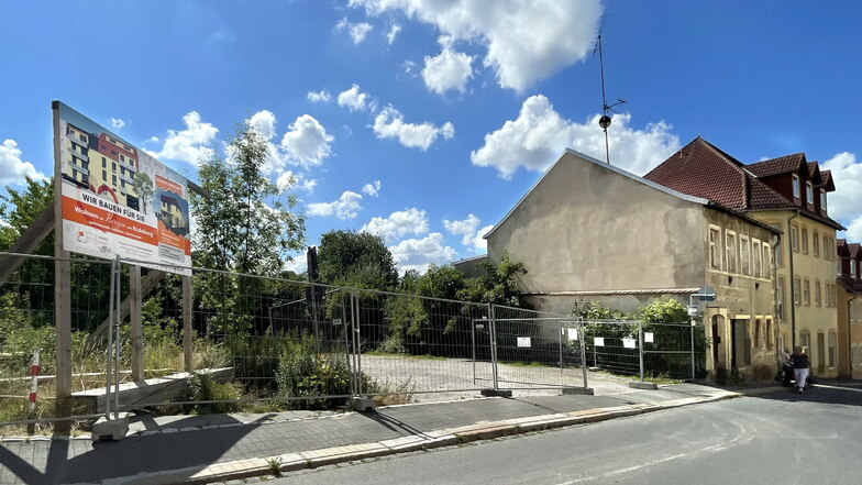 In der Pirnaer Straße in Radeberg sollen bald zwei Mehrfamilienhäuser und drei Reihenhäuser entstehen.