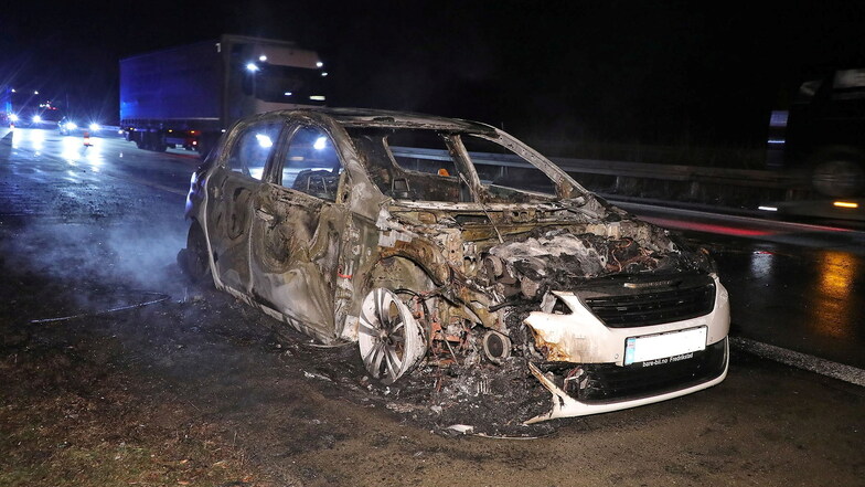 Brand auf der A17: Peugeot fängt während Fahrt Feuer
