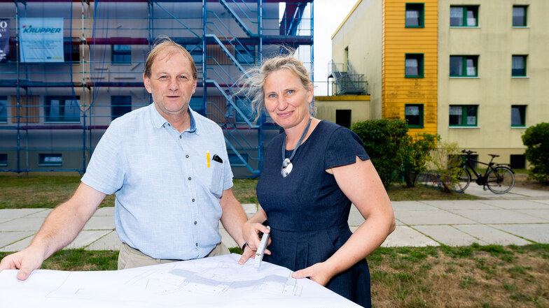 Die Arbeiten an der CSB-Kita Zwergenland in Königswartha gehen planmäßig voran. Darüber freuen sich Bauleiter Andreas Hantschke und die stellvertretende Kita-Leiterin, Doreen Tschemmer.