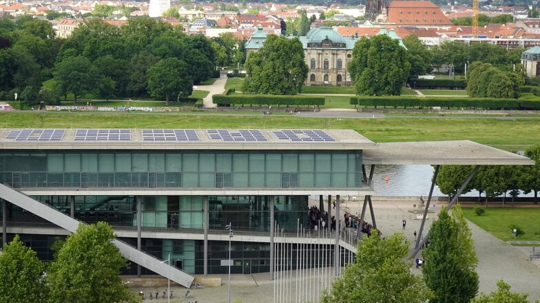 Dresdner Solaranlage: Auf dem Dach des Kongresszentrums an der Elbe formen Fotovoltaikmodule das Wort Dresden.