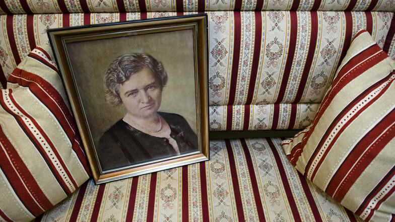 Ein Bild der österreichischen Sozialpolitikerin und die Ordensgründerin der Schwesterngemeinschaft Caritas Socialis, Hildegard Burjan, steht auf einem Sofa im Altenpflegeheim Hildegard Burjan in Görlitz
