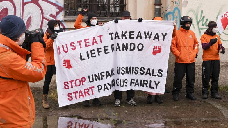 Angestellte des Essenslieferdienstes Lieferando protestieren für bessere Arbeitsbedingungen. Anlass des Protests ist eine Güteverhandlung vor dem Arbeitsgericht Leipzig.