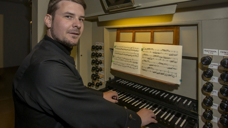 Kantor Roy Heyne wird in den nächsten Wochen oft an der rekonstruierten Orgel in der Kirche Geising. spielen.