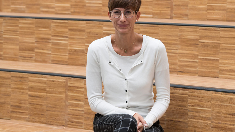 Direktorin Kerstin Ines Müller im Foyer neugegründeten Gymnasiums