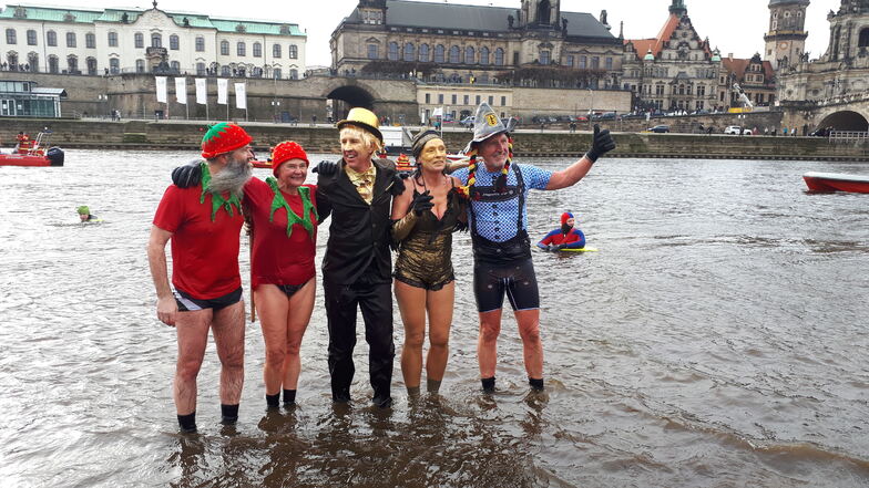 Das "Goldene Pärchen" in der Mitte bekam den Preis für das beste Kostüm. Birgit Roy und Holger Kuntzsch sind schon alte Hasen beim Faschingsschwimmen.