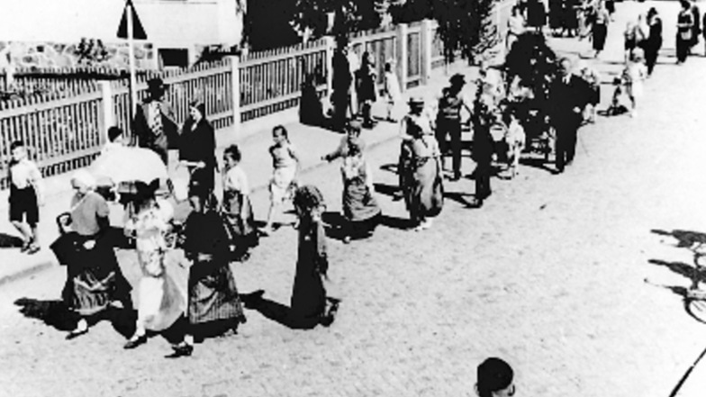 Umzug zum 100-Jährigen: Am 30. August 1936 gab es einen großen Festumzug zum 100-jährigen Bestehen der Großraschützer Schule. Von der Schule liefen die Teilnehmer zum Festplatz auf den Bäckerwiesen am Stadtpark. 