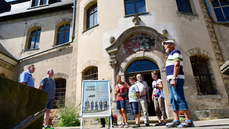Am Sonntag öffnete das Hainewalder Schloss wieder seine Türen. Arno Gellrich (rechts) führte Besucher übers Areal.
