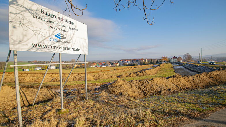 Lange Erdwälle türmen sich derzeit am geplanten Wohngebiet Am Eierberg in Pulsnitz auf. Es handelt sich um archäologische Untersuchungen.