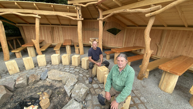 Volker Kunze (li.) und Roland ZImmermann haben das neue Forstcamp Bühlau aus Hölzern der Dresdner Heide gebaut.