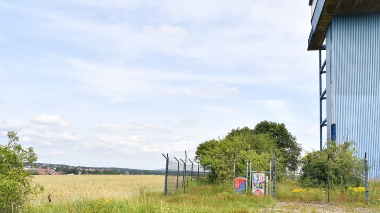 Zwischen Großerkmannsdorf und Radeberg, in der Nähe des auffälligen blauen Turmes, soll eines der beiden neuen Gewerbegebiete entstehen.