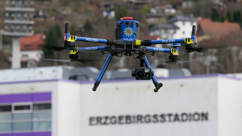 Eine Drohne der Polizei fliegt vor dem Auer Erzgebirgsstadion entlang.
