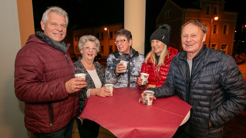 Vereinsvorsitzende Monika Fischer (Zweite von links) freut sich über die vielen Gäste zum Glühweinabend im Wilden Mann in Ostrau.