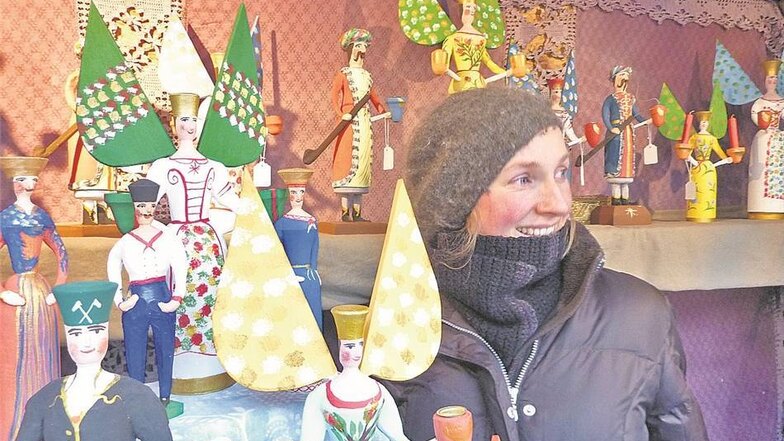 Ideenreich: Friederike Curling-Aust zeigt ihre neuesten Engel auf dem Weihnachtsmarkt der Familie um Winzer Friedrich Aust an der Weinbergstraße. Foto: Norbert Millauer (2)
