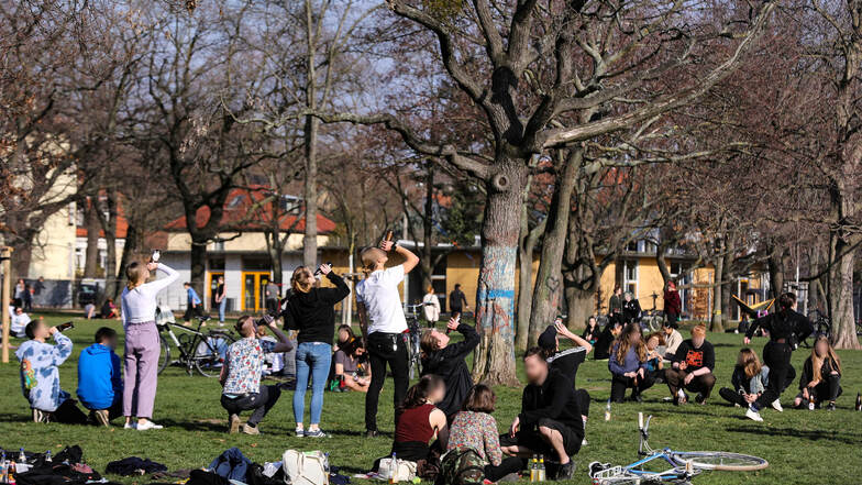 Menschen im Dresdner Alaunpark: Wann wird das normale Leben wieder erlaubt sein?