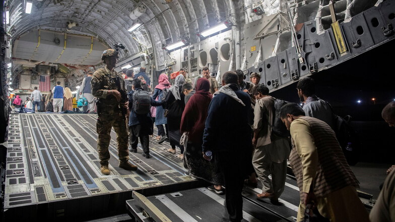 Afghanische Passagiere steigen in eine Maschine der U.S. Air Force.
