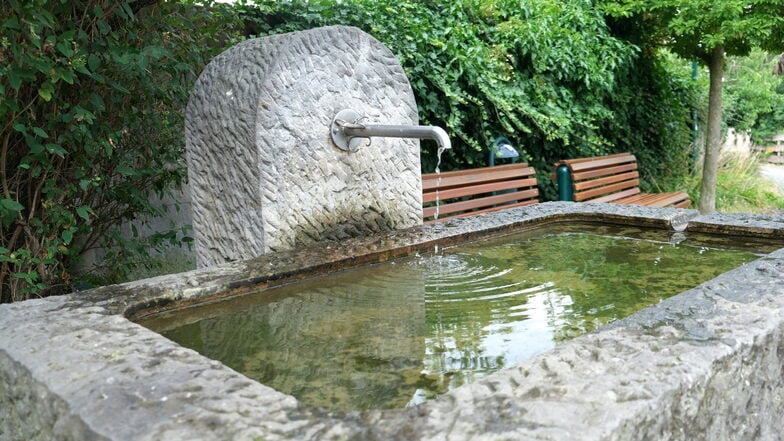 Frisches Wasser aus dem Gabenreichbach gibt es in Weinböhla. Ein Brunnen aus Sandstein sorgt dafür schon fast 20 Jahre.