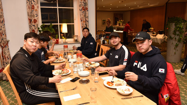 Die Mannschaft aus Südkorea wohnt im DRK-Heim in Oberbärenburg und speist im Hotel "Zum Bären". 