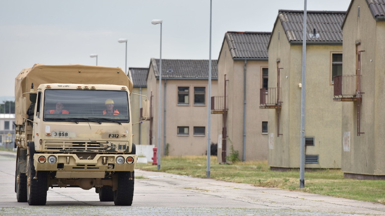Ein Militärfahrzeug fährt auf dem Gelände der US-Kaserne Coleman Barracks an Gebäuden vorbei.