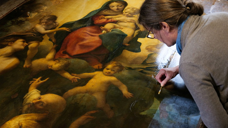 Blick in die Schauwerkstatt in der Dresdner Gemäldegalerie, wo bis 2024 Correggios "Madonna des heiligen Sebastians" restauriert wird.