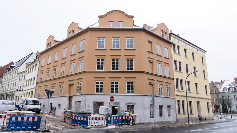 Eines von 21 Gebäuden, die zum Tag der offenen Sanierungstür am Sonntag zu sehen sind: Das  Eckhaus Breite Straße 13a gegenüber der Jägerkaserne.