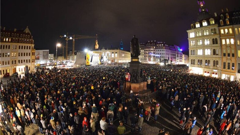 Gegen 21 Uhr waren laut Polizeiangaben etwa 22.000 Menschen auf dem Neumarkt versammelt.